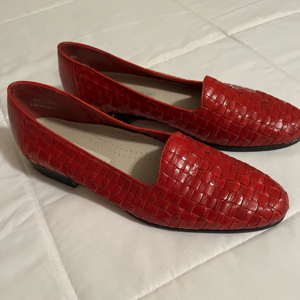 Trotters Liz woven leather loafer in red size 8 Slim